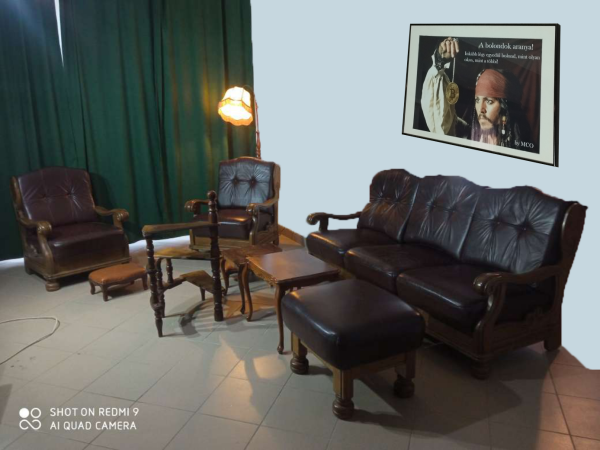 tömörfa vagy könnyűszerkezetes bútorok vintage fa keretes bőr kanapé stílusos elegáns kényelmes yupie tömörfa vagy könnyűszerkezetes bútorok vintage fa keretes bőr kanapé stílusos elegáns kényelmes yupie