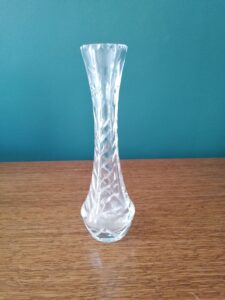 Keskeny üvegváza, virág díszítéssel, dekoráció yupie