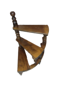 XIII Lajos korabeli könyvtári lépcső faragott elegáns stílusos megjelenés értékes bútordarab yupie