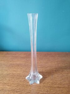 Karcsú üveg váza modern dekorációhoz – elegáns minimalista lakásdísz
