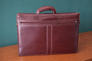 barna valódi bőr aktatáska laptoptáska 42x30 cm elegáns üzleti táska