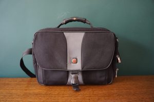 Swissgear laptop táska, elegáns üzleti notebook táska fekete színben