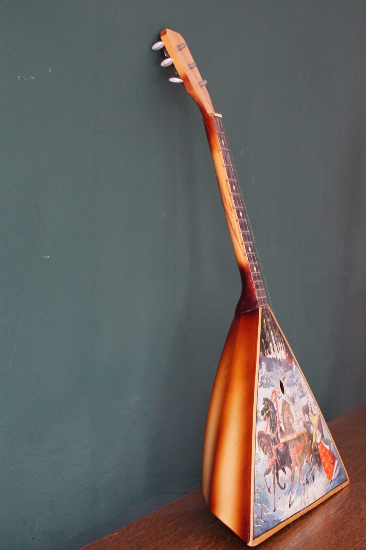Vintage orosz balalajka téli tájképpel díszítve, eszközök, zenei eszközök, yupie