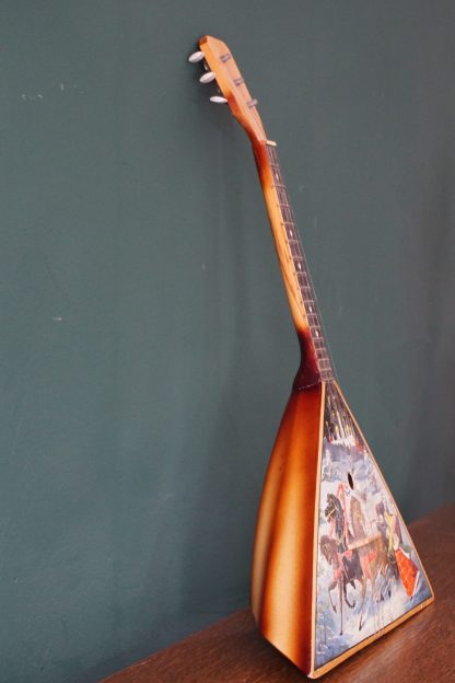 Vintage orosz balalajka téli tájképpel díszítve, eszközök, zenei eszközök, yupie
