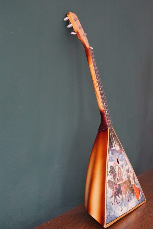Vintage orosz balalajka téli tájképpel díszítve, eszközök, zenei eszközök, yupie