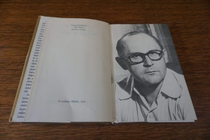 Ladányi Mihály Seregek mögött, könyvek, yupie