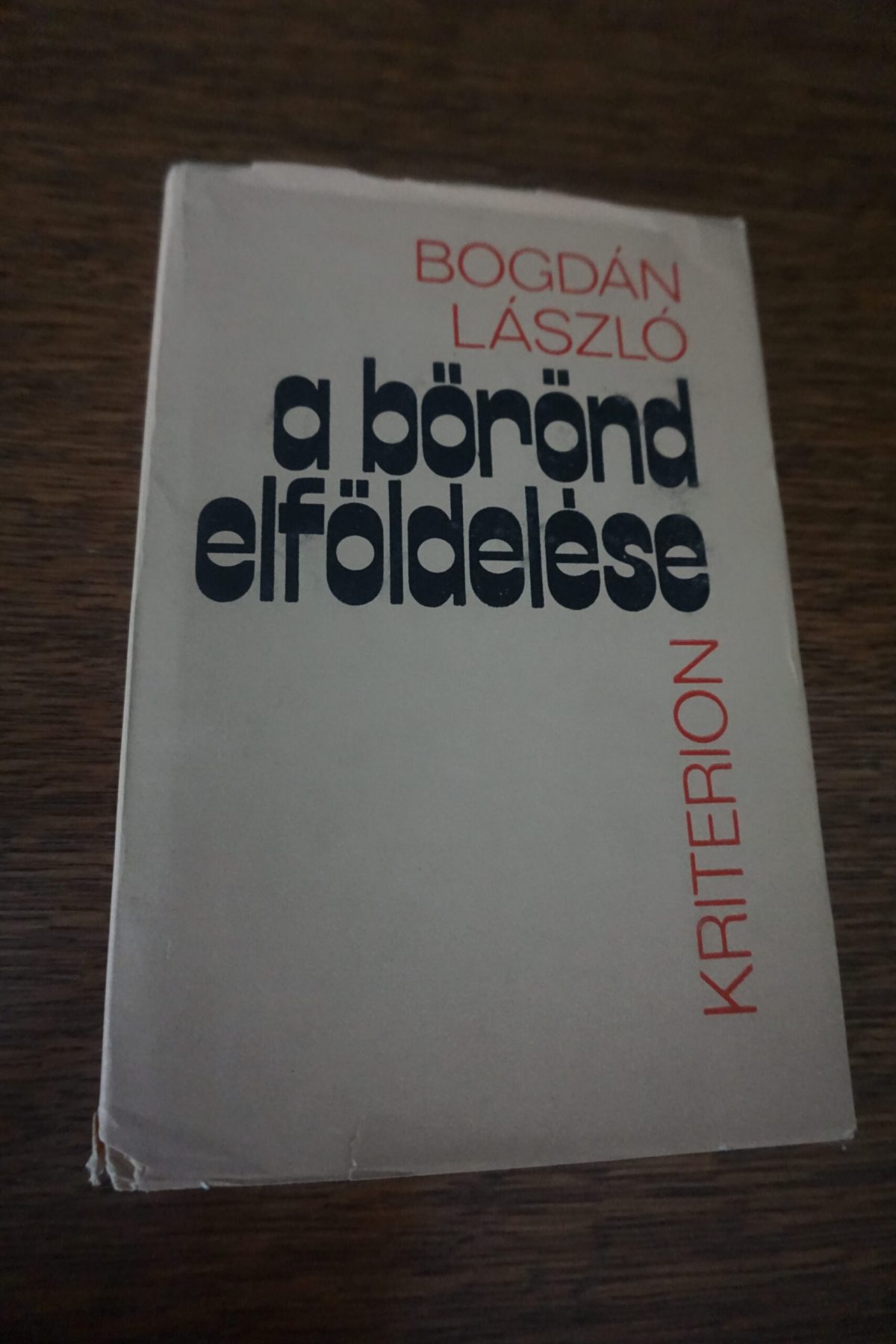 Bogdán László A bőrönd elföldelése, könyvek, yupie