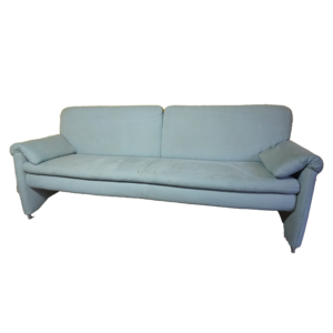 Global kétszemélyes világos kékes-szürke szövetkanapé nappali környezetben