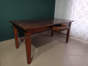 Tömörfa asztal fiókkal, klasszikus kivitelben, barna színben