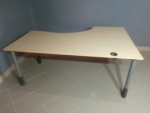 Sarok íróasztal 180x120 cm – modern L alakú irodai asztal kábelkivezetéssel