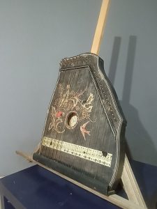 Vintage magyar citera – kézzel díszített népi pengetős hangszer