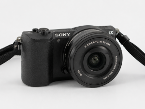 Sony Alpha tükör nélküli fényképezőgép 16-50mm OSS objektívvel - elölnézeti termékkép