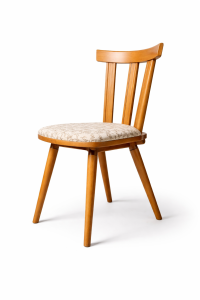 Vintage fa étkezőszék kárpitozott ülőfelülettel fehér háttéren