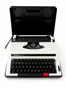 Vintage SIGMA SM 1100 mechanikus írógép eredeti hordozó tokkal. Klasszikus retró dizájn gyűjtőknek, dekorációhoz vagy kreatív íráshoz.