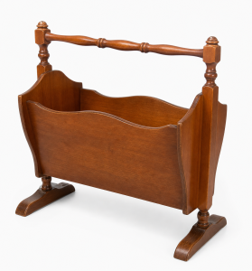 Vintage fa újságtartó állvány oldalnézetből, klasszikus magazintartó