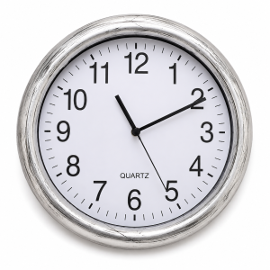 Ezüst keretes quartz falióra fehér számlappal és nagy, jól olvasható számokkal, 30 cm átmérőben.