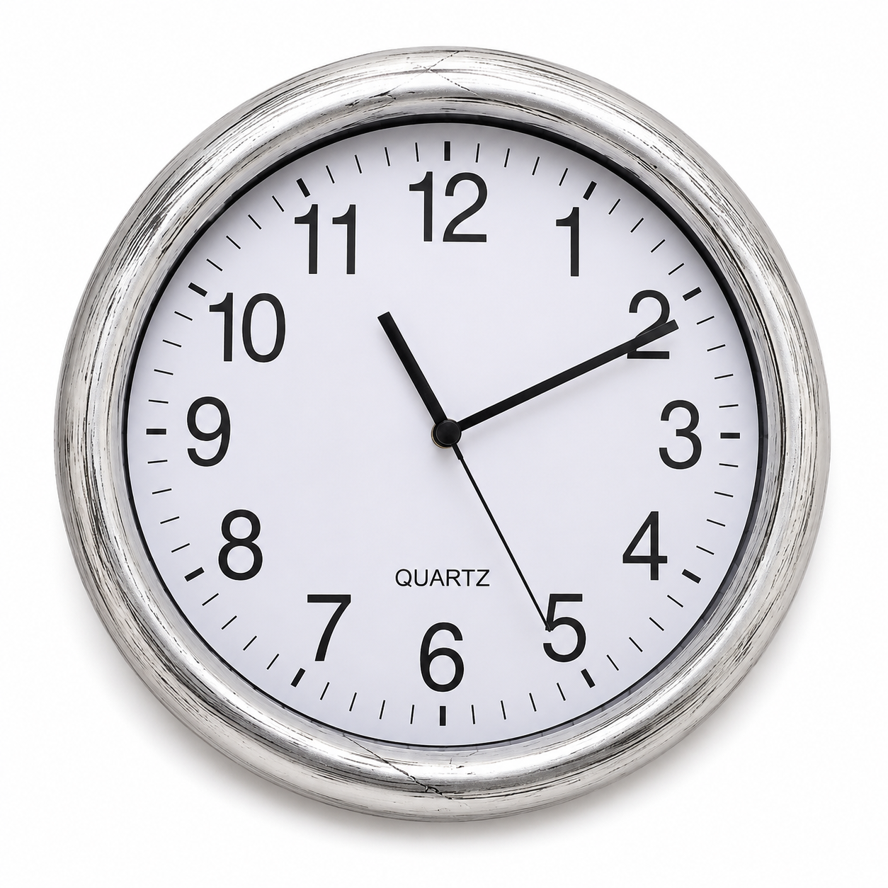 Ezüst keretes quartz falióra fehér számlappal és nagy, jól olvasható számokkal, 30 cm átmérőben.