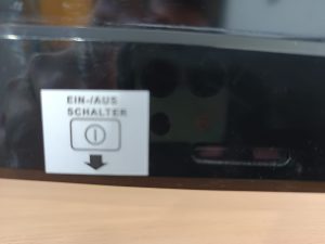 DYON CORE C32D+Basic 32 colos LED televízió fekete kivitelben, talppal, fehér háttéren