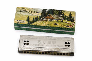 Vintage M. Hohner Echo harmonika eredeti dobozzal fehér háttéren