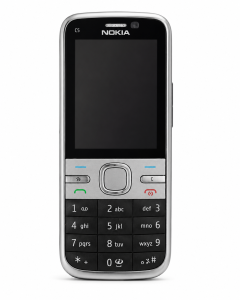 Nokia C5 használt nyomógombos mobiltelefon fekete-ezüst színben, fehér háttéren.