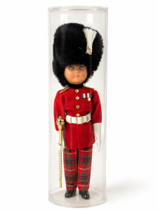 Vintage brit királyi testőr díszbaba eredeti védőtokban, 25 cm magas gyűjtői figura.