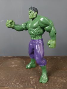 Hulk akciófigura zöld testtel és lila nadrággal