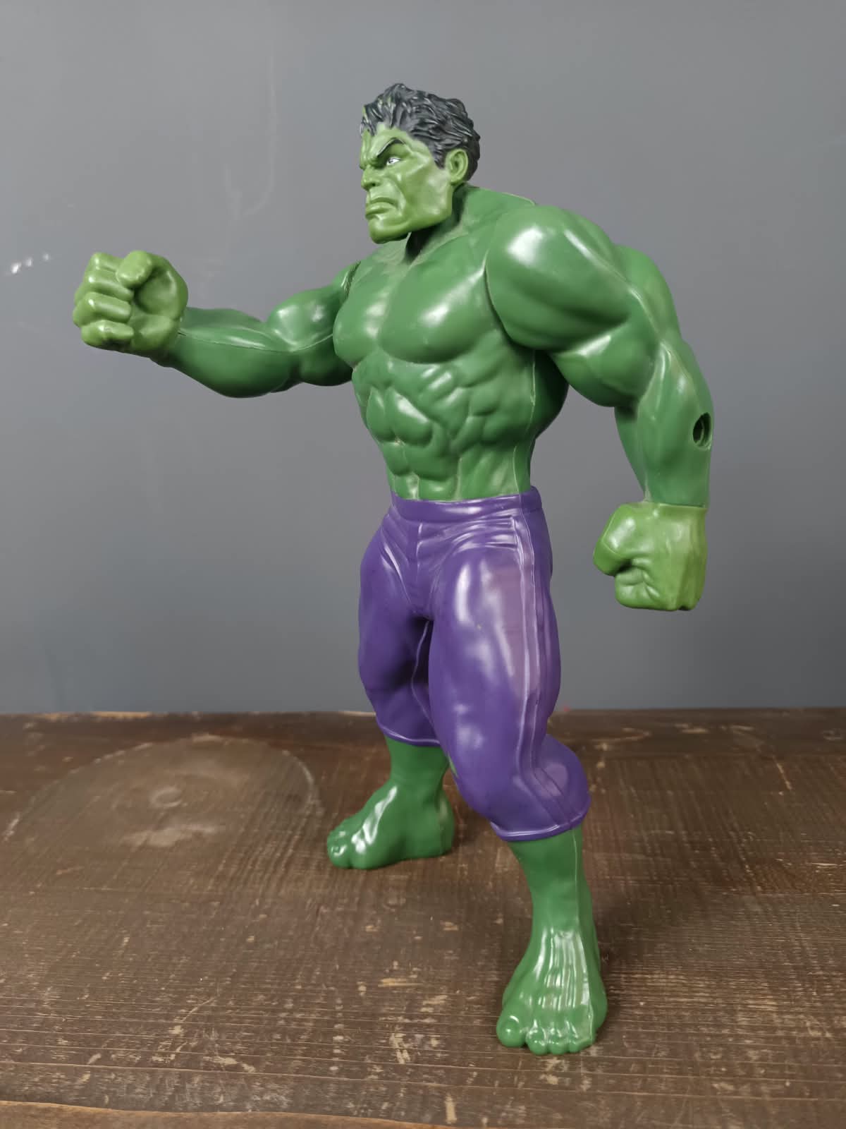 Hulk akciófigura zöld testtel és lila nadrággal