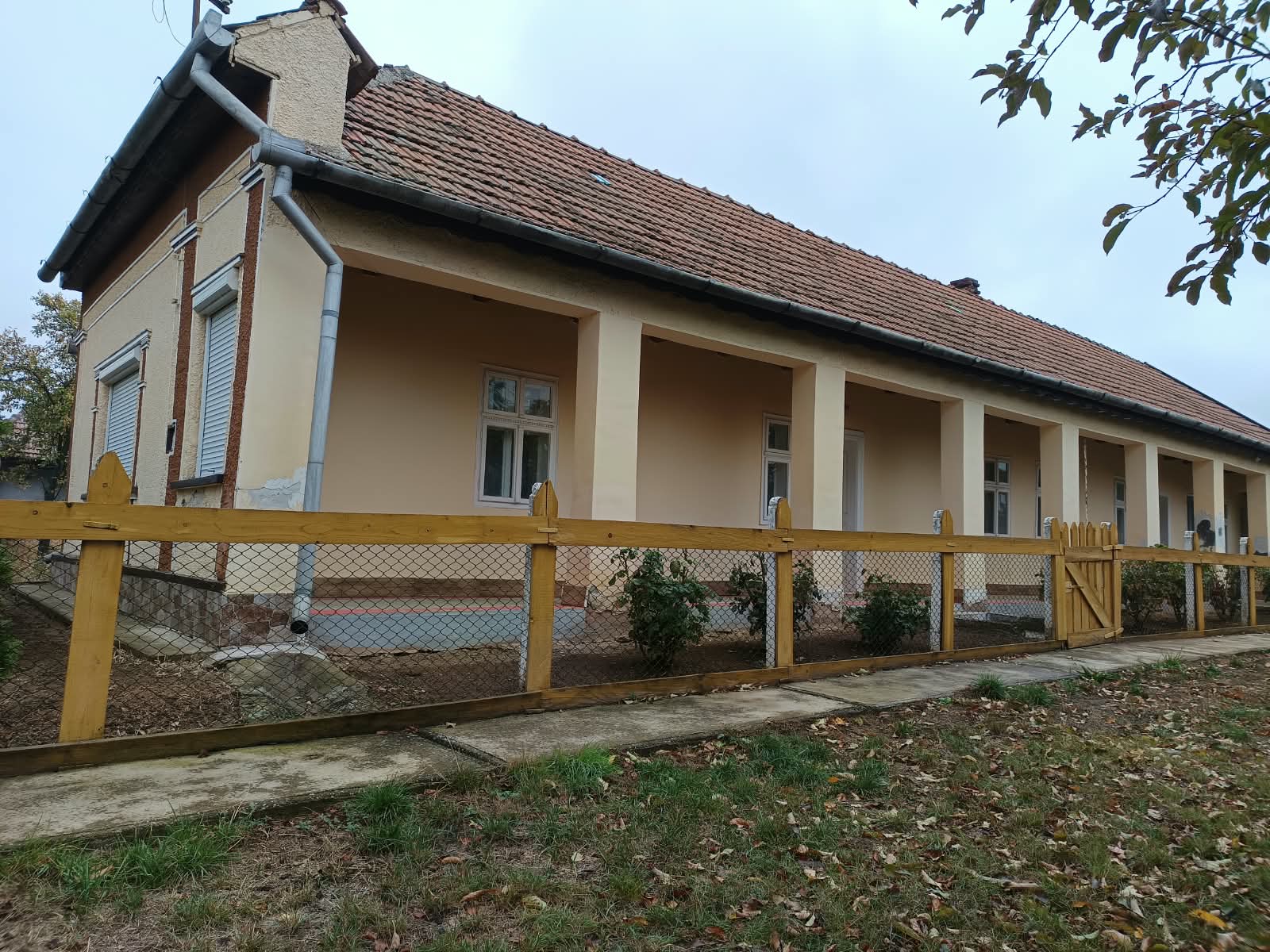 Eladó hagyományos vidéki családi ház Vasadon, 4400 m²-es telekkel, gazdasági melléképületekkel.